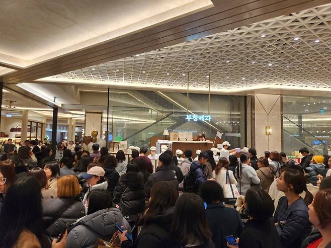 신세계백화점 대구점에 있는 부창제과 매장 앞에 대기줄이 늘어서있다. (사진=FG)