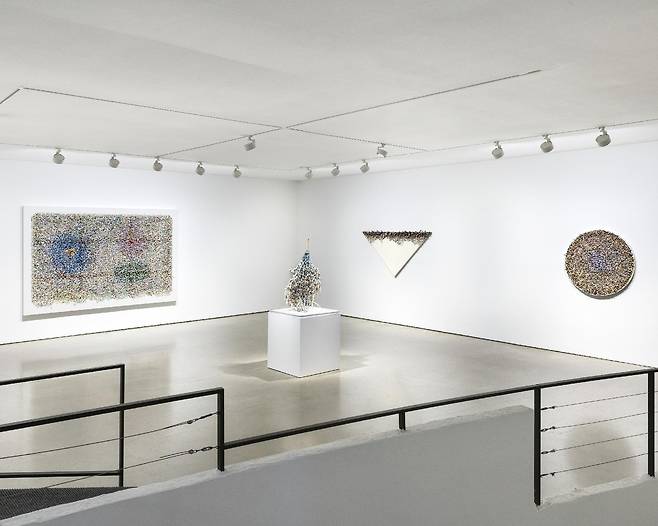 An installation view of "Couturage, Nouage" at Gallery Hyundai  (Courtesy of the gallery)