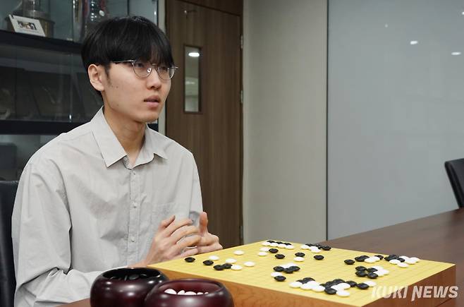 지난해 제25회 농심배에서 끝내기 6연승으로 한국의 우승을 이끈 신진서가 서울 성동구 한국기원에서 쿠키뉴스와 인터뷰를 하고 있다. 박효상 기자