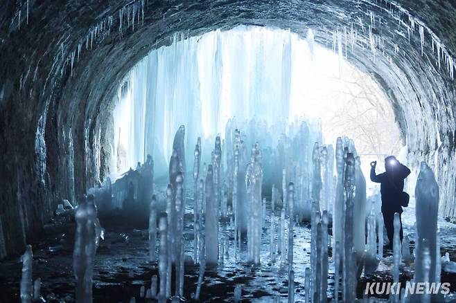 ‘다양한 형태의 역고드름’10cm도 채 안 되는 작은 것부터 1m가 넘는 수백 개의 얼음 기둥이 군상(群像)을 이루며 터널 천장을 향하고 있다. 터널 입구의 대형 빙주 뒤로 줄지어 자라는 역고드름은 대부분 촛농이 떨어진 양초나 대나무를 닮았지만 자세히 살펴보면 저마다 독특한 형태를 띠고 있다. 자연이 빚어낸 얼음 조각 작품들이 터널 속에서 신비로운 풍경을 만들어낸다.