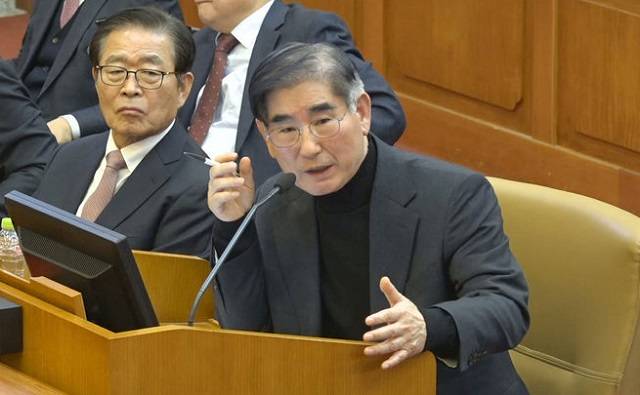 김용현 전 국방부 장관이 지난달 23일 서울 종로구 헌법재판소에서 열린 대통령 탄핵심판 4차 변론기일에 증인으로 출석해 질문에 답변하고 있다. 헌법재판소 제공