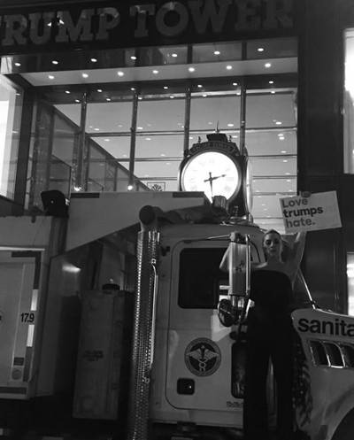 ▲레이디 가가는 2016년 대선 다음날 트럼프타워 앞에서 “사랑은 증오를 이긴다(Love trumps hate)”는 팻말을 들고 1인 시위를 했다.사진 출처=레이디 가가 인스타그램 계정 갈무리.