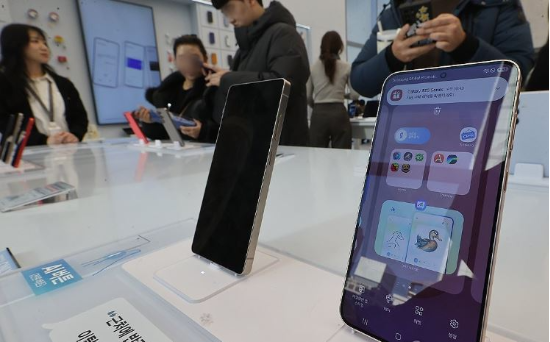 삼성전자 갤럭시 S25 시리즈 사전 판매가 시작된 지난 1월 24일 서울 서초구 삼성 강남 매장에서 시민들이 제품을 체험하고 있다.  (사진=연합뉴스)