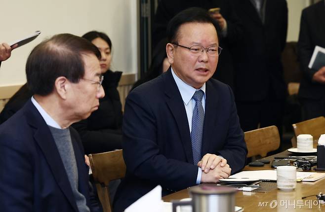 (서울=뉴스1) 김민지 기자 = 김부겸 전 국무총리가 3일 서울 여의도의 한 식당에서 열린 전 국회의장·국무총리·당대표들로 구성된 '나라를 걱정하는 원로모임' 3차 간담회에서 발언하고 있다. 왼쪽은 정운찬 전 국무총리. 2025.2.3/뉴스1 Copyright (C) 뉴스1. All rights reserved. 무단 전재 및 재배포, AI학습 이용 금지. /사진=(서울=뉴스1) 김민지 기자