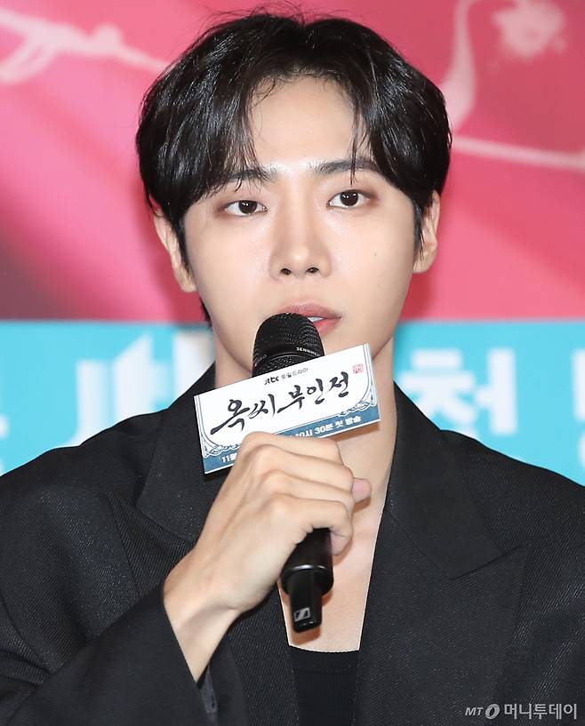 (서울=뉴스1) 권현진 기자 = 배우 추영우가 28일 서울 구로구 라마다 신도림에서 열린 JTBC 새 토일드라마 ‘옥씨부인전’(극본 박지숙/연출 진혁) 제작발표회에 참석해 인사말을 하고 있다. ‘옥씨부인전’은 이름도, 신분도, 남편도 모든 것이 가짜였던 외지부 옥태영(임지연 분)과 그녀를 지키기 위해 목숨까지 걸었던 예인 천승휘(추영우 분)의 치열한 생존 사기극을 그린 드라마이다. 2024.11.28/뉴스1 Copyright (C) 뉴스1. All rights reserved. 무단 전재 및 재배포, AI학습 이용 금지. /사진=(서울=뉴스1) 권현진 기자