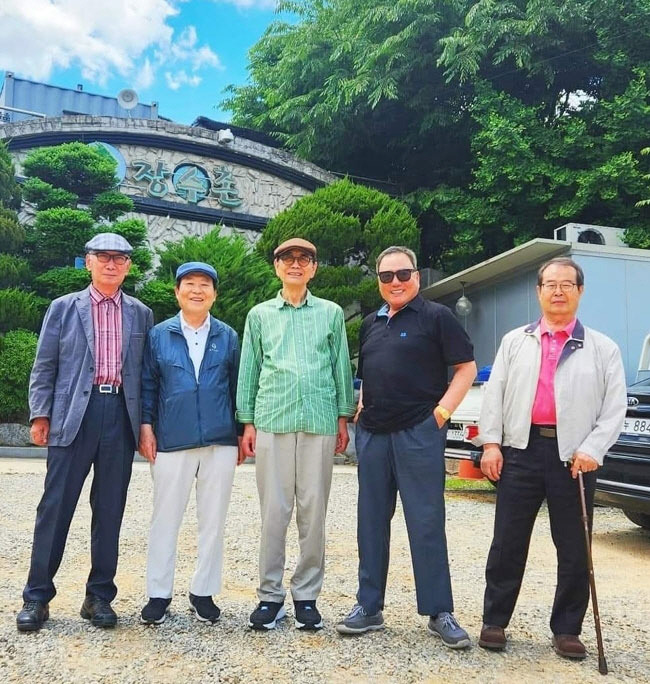 지난해 여름 소풍 때 경기도 김포의 한 식당 앞에서 친구들과 기념사진을 찍었다. 왼쪽부터 허홍구(필자), 조인제, 이재균, 정영해, 전종희.