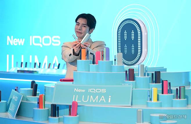 한국필립모리스가 5일 오전 서울 중구 롯데호텔 크리스탈 볼룸에서 궐련형 전자담배 기기 신제품 ‘아이코스 일루마 i(IQOS ILUMA i)’ 시리즈 출시 행사를 진행한 가운데 모델이 제품을 선보이고 있다. 임세준 기자