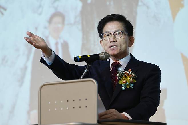 김문수 고용노동부 장관이 5일 오전 서울 용산구 한국폴리텍대학 서울정수캠퍼스에서 열린 2024학년도 학위수여식 및 졸업식에서 축사하고 있다. [연합]
