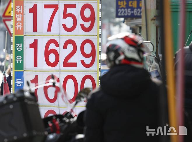 [서울=뉴시스] 김진아 기자 = 서울 시내 주유소. 2025.02.02. bluesoda@newsis.com