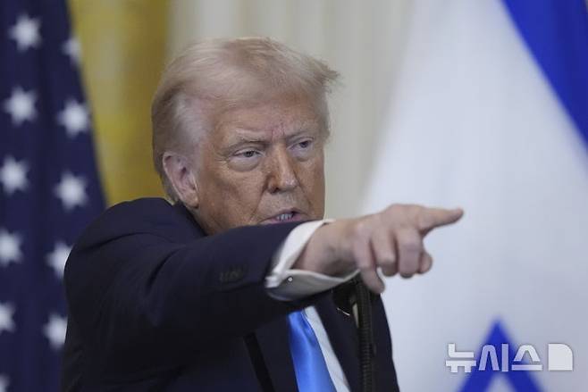 [워싱턴=AP/뉴시스] 도널드 트럼프 미국 대통령이 4일(현지 시간) 워싱턴DC 백악관에서 베냐민 네타냐후 이스라엘 총리와 가진 공동 기자회견에서 질문을 받고 있다. 2025.02.05.