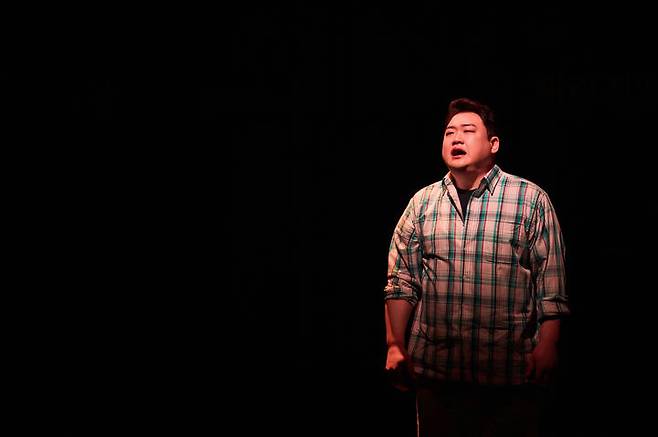 [서울=뉴시스] 창작 뮤지컬 '이상한 나라의 춘자씨' 공연에서 연기하는 김준현(사진=더줌아트센터 제공) 2025.02.05. photo@newsis.com *재판매 및 DB 금지