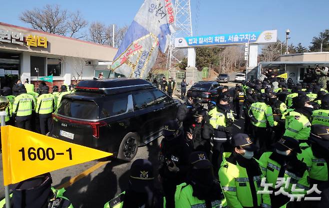 국민의힘 권영세 비대위원장과 권성동 원내대표 등 지도부가 탑승한 차량이 3일 오전 윤석열 대통령을 면회하기 위해 경기도 의왕 서울구치소로 향하고 있다. 황진환 기자