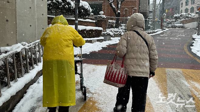 5일 오전 광주 서구 금호동에서 미끄러운 경사로를 보행하기 어려운 한 노인이 조심스레 걸어가고 있다. 김수진 기자