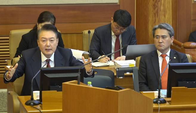 윤석열 대통령이 4일 서울 종로구 헌법재판소에서 열린 본인의 탄핵심판 5차 변론에 피청구인으로 출석해 진술하고 있다. 헌법재판소 제공