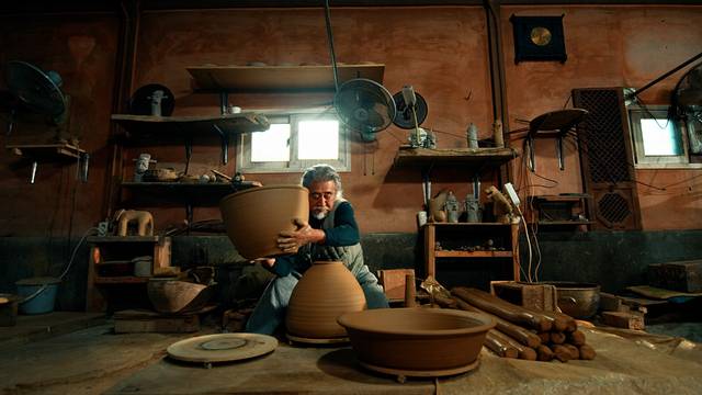 ‘소주랩소디’에서 소줏고리를 빚는 모습. 소줏고리는 고려시대 몽골에서 전래됐다. ⓒ이엘TV