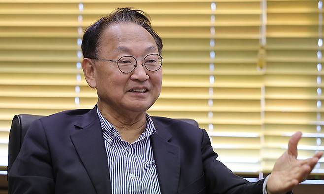 유일호 전 경제부총리 겸 기획재정부 장관은 지난달 24일 세계일보와의 인터뷰에서 인공지능(AI) 산업에 대한 획기적인 규제 완화와 전폭적 지원이 필요하다면서 “아이디어 등 창의성이 중요하기 때문에 민간사업에 역점을 둬야 한다”고 강조했다. 이어 “그 활력을 이용하려면 정부는 정책을 통해 (기업이) 돈을 벌 수 있도록 만들어줘야 한다”며 “정부가 주도해 발전전략을 내놔봐야 별로 도움이 안 된다”고도 했다. 이재문 기자