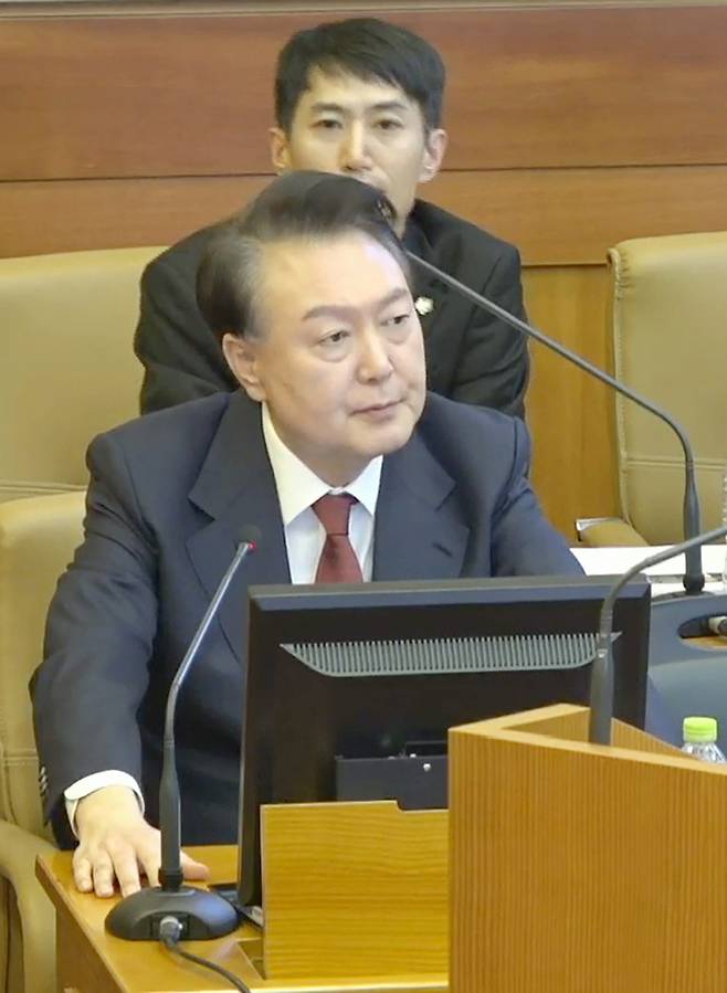 윤석열 대통령이 4일 서울 종로구 헌법재판소에서 열린 본인에 대한 탄핵심판 5차 변론에 피청구인으로 출석해 발언하고 있다. 헌법재판소 제공