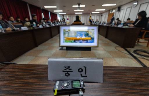 5일 경기도 의왕시 서울구치소에서 열린 ‘윤석열 정부의 비상계엄 선포를 통한 내란 혐의 진상규명 국정조사 특별위원회’의 구치소 청문회에 증인 명패가 놓여 있다. 이날 윤 대통령은 불참했다. 연합뉴스