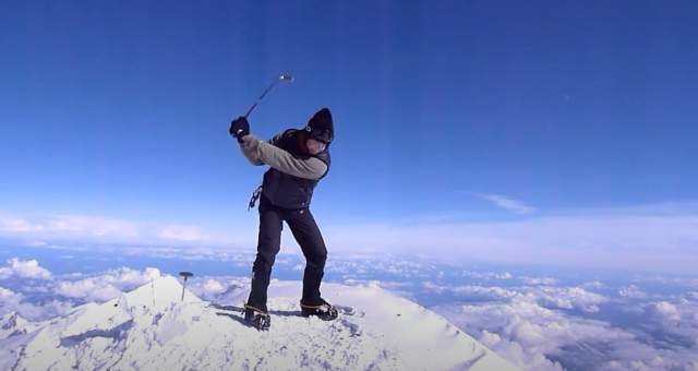 팻 로프터스 핑골프 미국 본사 부사장이 2011년 북미 최고봉 데날리 정상에서 핑의 8번 아이언으로 샷을 날리고 있다. 로프터스 부사장은 지금까지 7대륙 최고봉 중 4곳에서 샷을 날렸다. 사진=핑 유튜브 영상 캡처