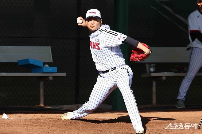 LG 심창민이 미국 애리조나주 스코츠데일 스프링캠프에서 공을 던지고 있다. NC에서 방출돼 테스트 끝에 LG 유니폼을 입은 그는 부활을 꿈꾼다. 사진제공｜LG 트윈스