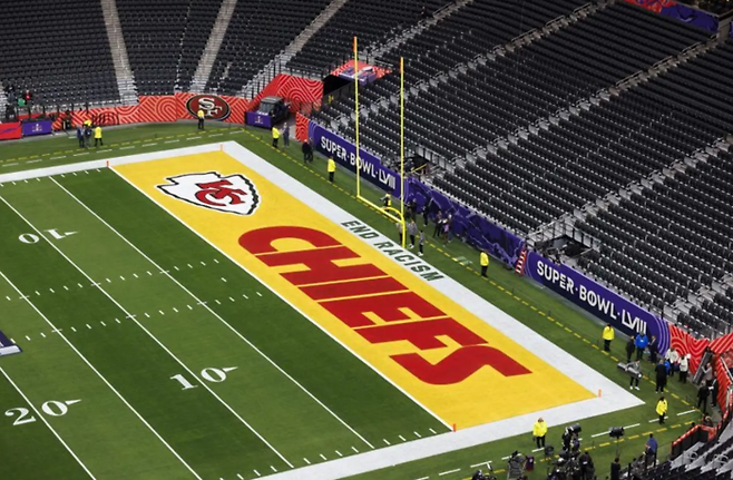 과거 슈퍼볼이 열린 경기장 엔드존에 새겨진 인종차별을 끝내자는 문구가 올해는 사라진다. 디애슬레틱 제공