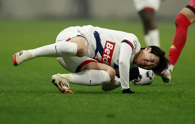 ▲ PSG는 프랑스 르망의 스타드 마리-마르뱅에서 열린 2024-25시즌 쿠프 드 프랑스(FA컵) 16강전에서 3부 리그 소속 르망을 2-0으로 꺾고 8강에 안착했다. 디펜딩 챔피언 PSG는 대회 2연패를 노리며 순항 중이며, 이번 시즌 두 번째 트로피를 향한 도전에 한 걸음 더 다가섰다. 쿠프 드 프랑스에서는 전통적으로 1번부터 11번까지 등번호를 배정하는데, 이강인은 ‘에이스’의 상징인 10번을 배정받았다. ⓒ연합뉴스/로이터