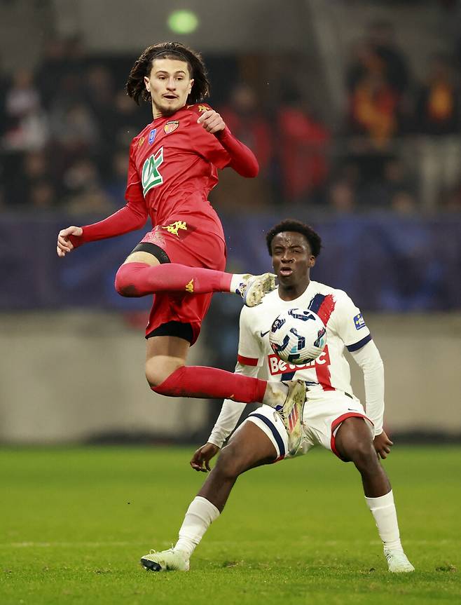 ▲ PSG는 프랑스 르망의 스타드 마리-마르뱅에서 열린 2024-25시즌 쿠프 드 프랑스(FA컵) 16강전에서 3부 리그 소속 르망을 2-0으로 꺾고 8강에 안착했다. 디펜딩 챔피언 PSG는 대회 2연패를 노리며 순항 중이며, 이번 시즌 두 번째 트로피를 향한 도전에 한 걸음 더 다가섰다. 쿠프 드 프랑스에서는 전통적으로 1번부터 11번까지 등번호를 배정하는데, 이강인은 ‘에이스’의 상징인 10번을 배정받았다. ⓒ연합뉴스/로이터