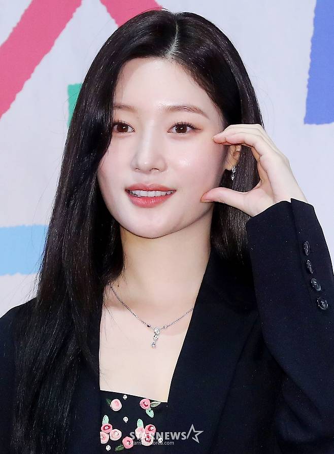 배우 정채연이 8일 오전 서울 구로구 라마다 서울 신도림호텔에서 진행된 JTBC 수목드라마 '조립식 가족' 제작발표회에 참석해 포즈를 취하고 있다.  '조립식 가족'은 10년은 가족으로 함께 했고, 10년은 남남으로 그리워했던 세 청춘이 다시 만나 펼쳐지는 로맨스다. 오는 9일 첫 방송. 2024.10.08 /사진=김창현