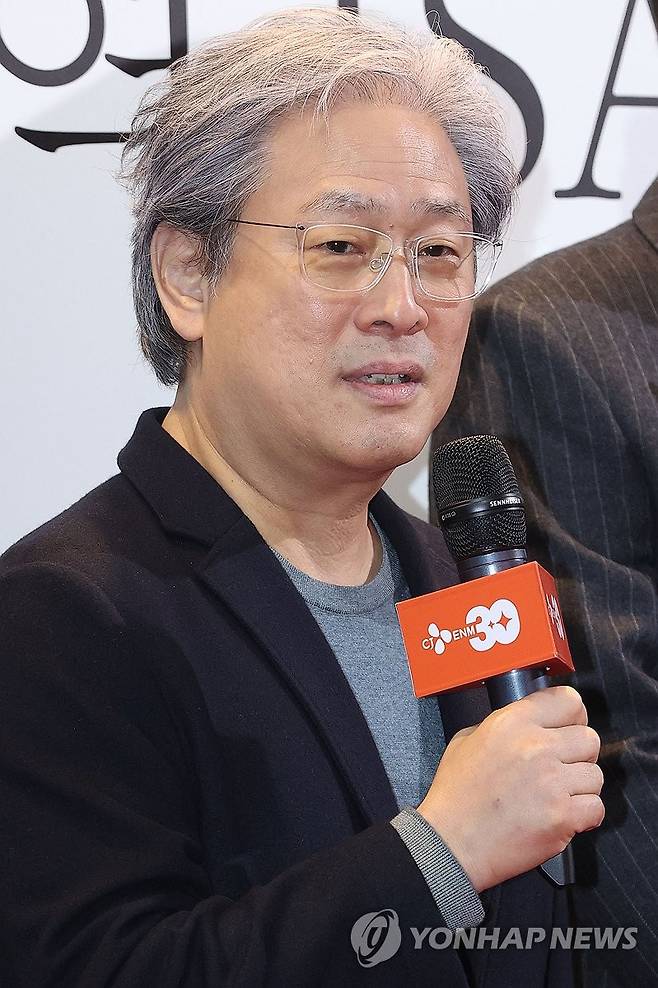 인사말하는 박찬욱 감독 (서울=연합뉴스) 강민지 기자 = 박찬욱 감독이 4일 오후 서울 용산구 CGV용산아이파크몰에서 열린 영화 '공동경비구역 JSA' 관객과의대화(GV)에 앞서 인사말을 하고 있다. 2025.2.4 mjkang@yna.co.kr