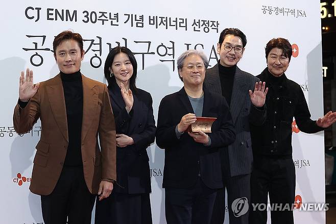 영화 '공동경비구역 JSA' 감독과 배우들 (서울=연합뉴스) 강민지 기자 = 4일 오후 서울 용산구 CGV용산아이파크몰에서 열린 영화 '공동경비구역 JSA' 관객과의대화(GV)에 앞서 감독과 배우들이 포즈를 취하고 있다. 왼쪽부터 배우 이병헌, 이영애, 박찬욱 감독, 김태우, 송강호. 2025.2.4 mjkang@yna.co.kr