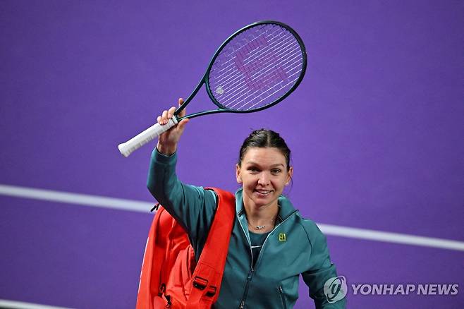 은퇴 발표 후 팬들에게 인사하는 할레프 [로이터=연합뉴스]