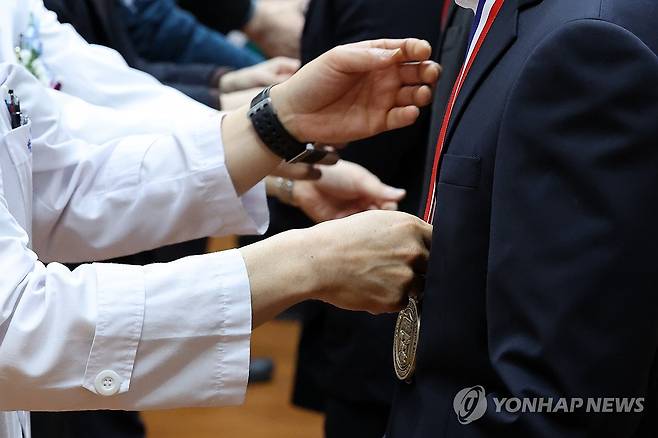 전남대 학위수여식에서 '졸업 메달' 받는 의대생들 [연합뉴스 자료사진]