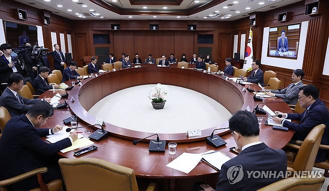 최 권한대행, 국정현안관계장관회의 주재 (서울=연합뉴스) 홍해인 기자 = 최상목 대통령 권한대행 부총리 겸 기획재정부 장관이 5일 정부서울청사에서 '국정현안관계장관회의 겸 경제관계장관회의 겸 산업경쟁력강화관계장관회의'를 하고 있다. 2025.2.5 [대통령실통신사진기자단] hihong@yna.co.kr