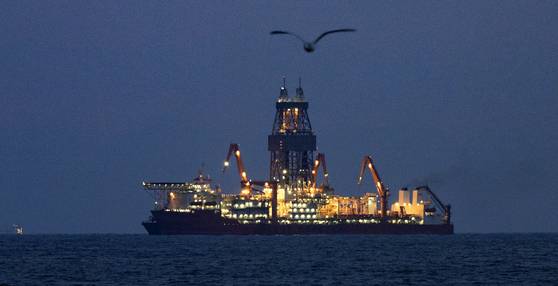 지난해 12월 30일 오전 경북 포항시 앞바다에 위치한 대왕고래 유망구조에서 웨스트 카펠라호가 탐사 시추 작업을 하고 있다. 〈사진=연합뉴스〉