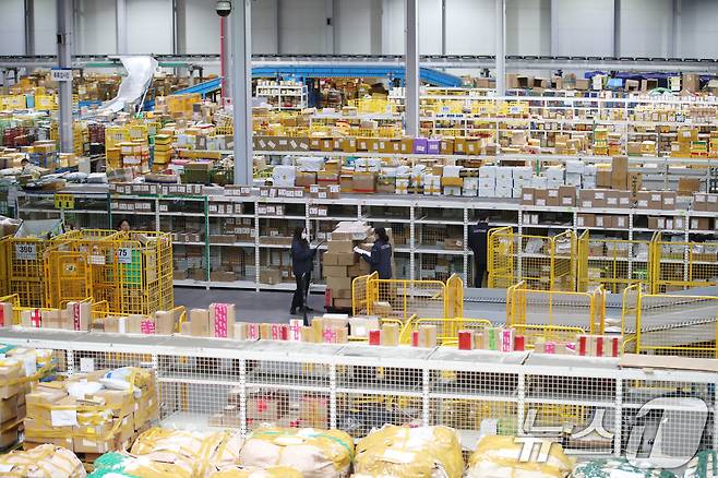 인천 중구 인천공항 본부세관 특송물류센터에서 직원들이 물품 검사를 하고 있다. 2024.11.20/뉴스1 ⓒ News1 이승배 기자