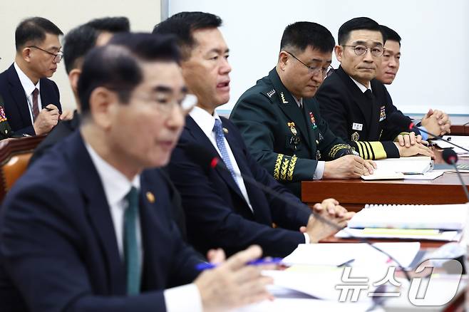 박안수 육군참모총장(왼쪽에서 3번째) 2024년 10월 24일 서울 여의도 국회 국방위원회에서 열린 국방부 등에 대한 종합국정감사에서 김용현 국방부 장관의 발언을 듣고 듣고 있다. 2024.10.24/뉴스1 ⓒ News1 김민지 기자