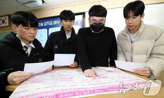 2025학년도 대학수학능력시험 성적표가 배부된 6일 오전 서대전고등학교 3학년 교실에서 고3 수험생들이 담임교사와 대입 상담을 하고 있다. 2024.12.6/뉴스1 ⓒ News1 김기태 기자