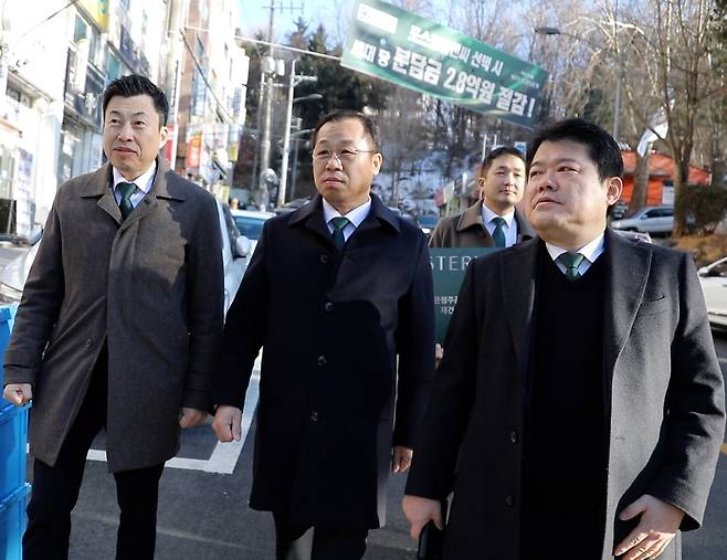 정희민 포스코이앤씨 대표(중앙)가 4일 경기도 성남시 은행주공 아파트 재건축 현장을 둘러보고 있다./포스코이앤씨 제공