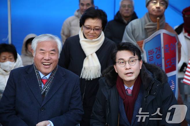 윤상현 국민의힘 의원이 28일 오후 서울 종로구 세종대로에서 열린 대한민국바로세우기국민운동본부(대국본) 주최 '자유민주주의 수호 광화문 국민혁명대회'에 참석해 전광훈 목사(왼쪽)와 대화를 나누고 있다. (대국본 제공) 2024.12.28/뉴스1 ⓒ News1 김진환 기자
