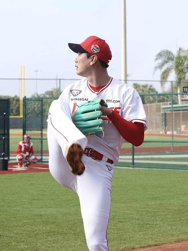 SSG 김광현이 5일(한국시간) 미국 플로리다주 베로비치 재키 로빈슨 트레이닝 콤플렉스(JRTC) 내 불펜장에서 불펜피칭을 하고 있다. 사진 | SSG 랜더스