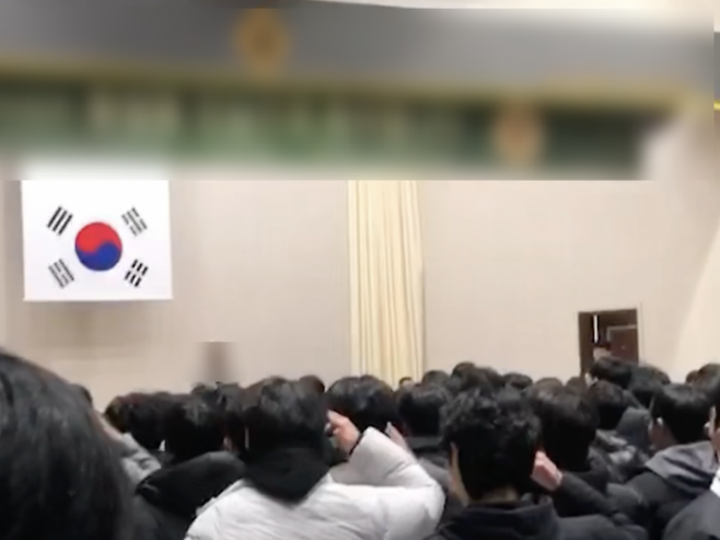 지난 5일 열린 광주의 한 사립고등학교에서 졸업생들이 이사장에게 거수경례하고 있다. 학벌없는 사회를 위한 시민모임 제공