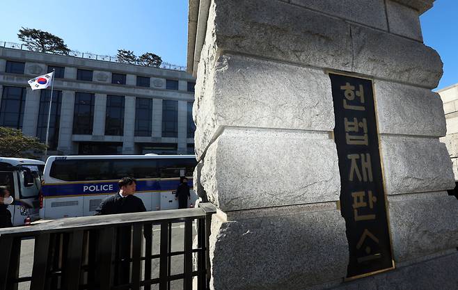 헌법재판소가 3일 최상목 대통령 권한대행 부총리 겸 기획재정부 장관이 마은혁 재판관 후보자를 임명하지 않는 것이 위헌인지에 관한 권한쟁의·헌법소원 심판의 선고를 연기했다. 3일 오전 11시 57분께 공지했다. 사진은 이날 헌법재판소 모습./뉴스1