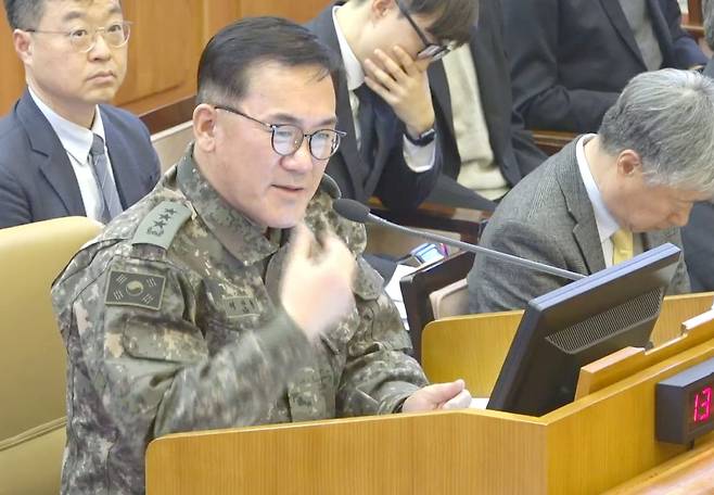 여인형 전 방첩사령관이 4일 서울 종로구 헌법재판소에서 열린 윤석열 대통령 탄핵심판 5차 변론에 증인으로 출석해 발언하고 있다. /헌법재판소