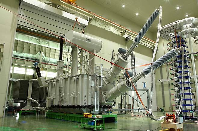 LS일렉트릭의 초고압직류송전(HVDC·High Voltage Direct Current)  초고압 변환용 변압기 시험 모습. /LS일렉트릭 제공