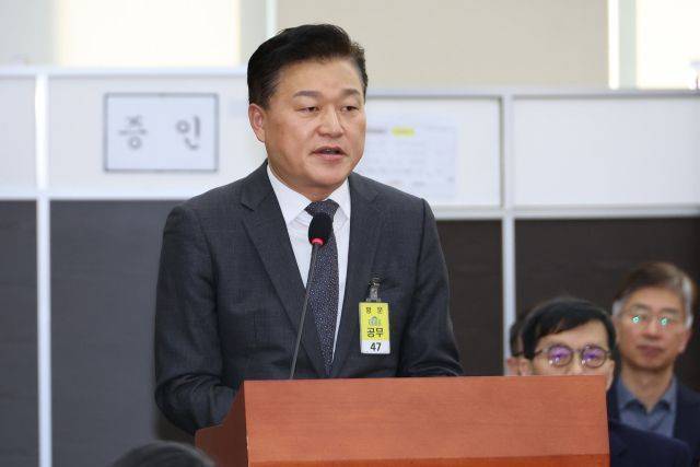 지난해 총선에서 더불어민주당 영입인재로 충북 모 지역구 출마를 시도했던 신용한 전 서원대 교수가 지난 4일 국회에서 열린 '윤석열 정부의 비상계엄 선포를 통한 내란 혐의 진상규명 국정조사 특별위원회' 청문회에 참고인으로 출석, 대통령실 무속 논란 관련 질의에 답하고 있다. ⓒ연합뉴스