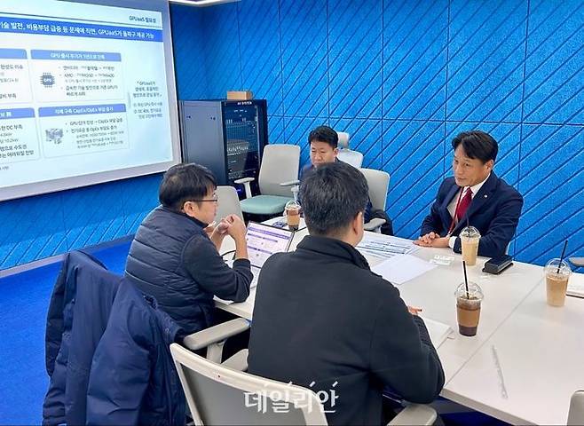 이상훈 한국산업단지공단 이사장(오른쪽)이 6일 가산 인공지능(AI) 데이터센터에 방문하여 데이터센터 운영 현황을 확인하고 있다.ⓒ산단공