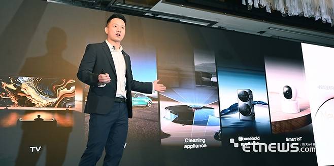 샤오미코리아가 법인 설립 후 첫 기자간담회를 지난 1월 15일 서울 종로구 포시즌스호텔에서 열었다. 조니 우 샤오미코리아 사장이 신제품 라인업을 소개하고 있다. 박지호기자 jihopress@etnews.com