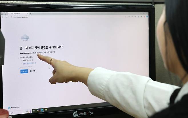 과도한 개인정보 수집 논란을 빚어온 중국산 인공지능(AI) 딥시크(Deepseek)에 대해 우리나라 정부 부처가 접속 차단 조치에 나선 가운데 6일 정부서울청사 내 한 부처 모니터에 딥시크 차단 화면이 보이고 있다. 뉴스1