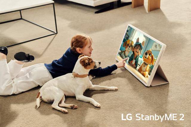 전용 액세서리를 활용해 LG 스탠바이미2를 태블릿처럼 세워두고 사용하는 모습. LG전자 제공