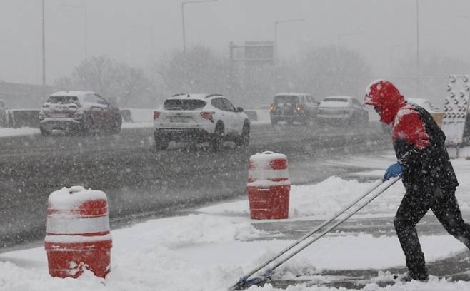 ▲ 대설주의보가 발효된 6일 서울 방화대교 부근 강변북로에서 한 시민이 쌓인 눈을 치우고 있다 [연합뉴스]&nbsp;